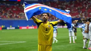 Vozinha, le héros du Cap-Vert, devient une star mondiale et attire Colo-Colo